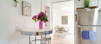 3 Mi to Lake Michigan: ‘The Country Cottage’