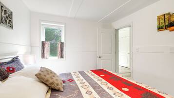 2 bedrooms, iron/ironing board, Internet, bed sheets