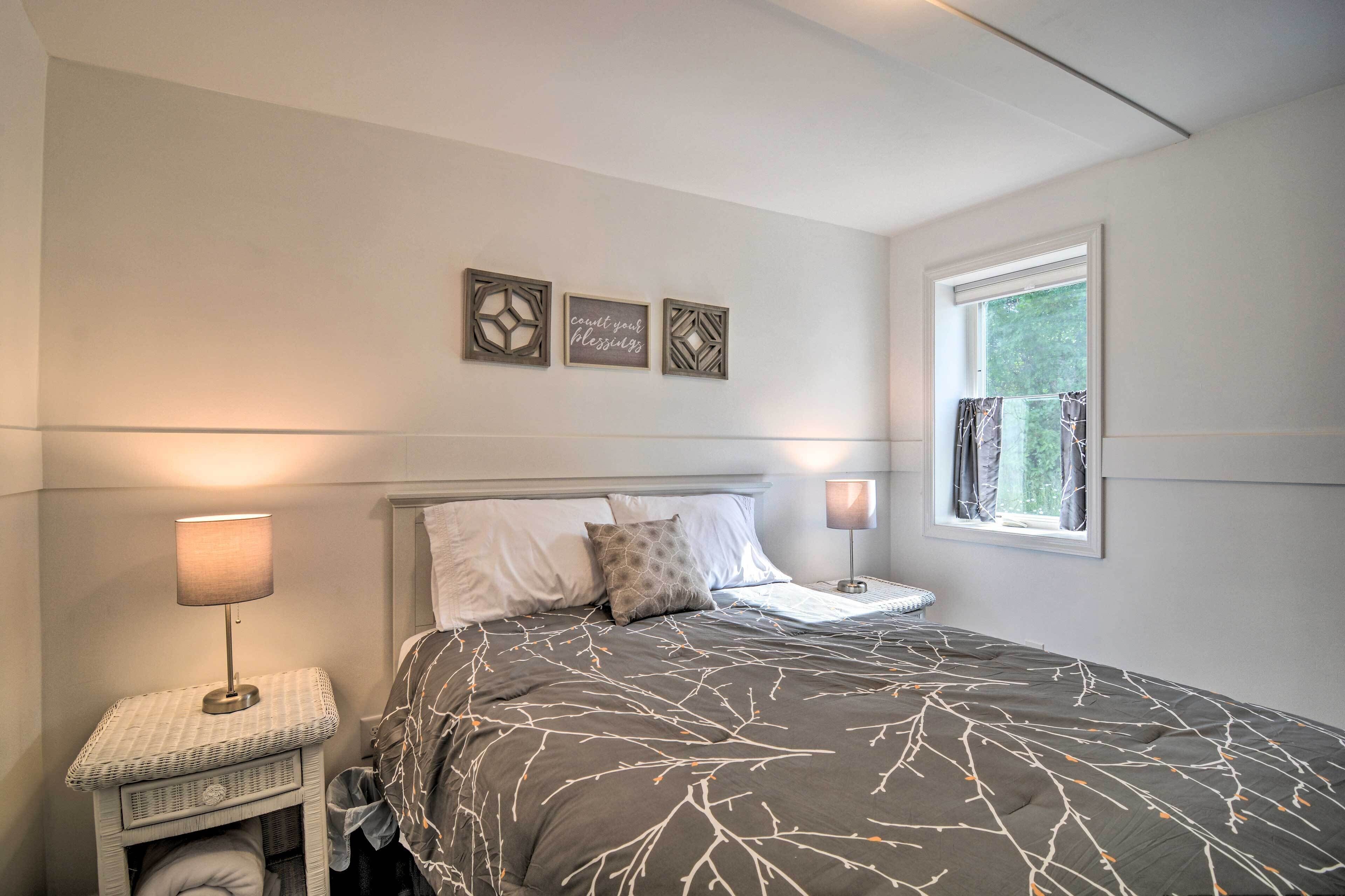 2 bedrooms, iron/ironing board, internet, bed sheets