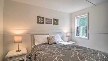 2 bedrooms, iron/ironing board, internet, bed sheets