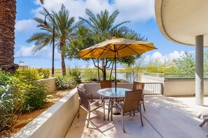 Outdoor dining - Waterfront Getaway w/ Free WiFi, Central A/C, Washer/Dryer, & Shared Pool (Tempe)