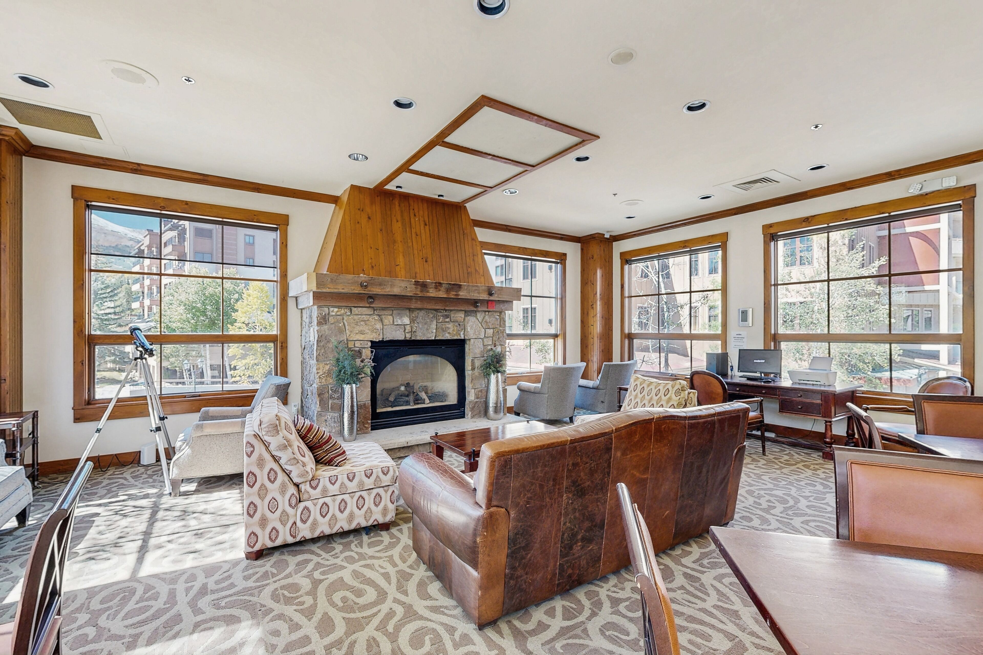 Téléviseur, foyer, lecteur de DVD, livres