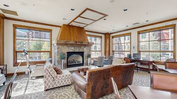 Téléviseur, foyer, lecteur de DVD, livres