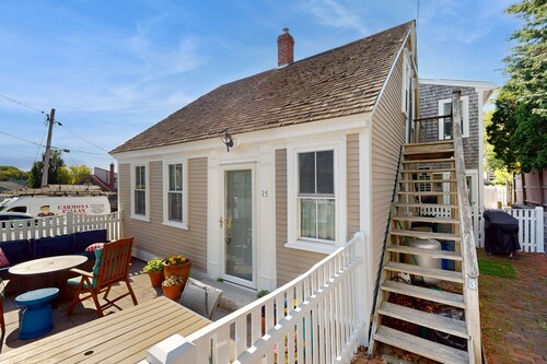 2nd floor Downtown apartment with parking, enclosed patio/yard