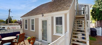 2nd floor Downtown apartment with parking, enclosed patio/yard