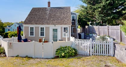 Downtown home with parking, enclosed patio/yard - equidistant to everything
