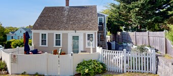 Downtown home with parking, enclosed patio/yard - equidistant to everything