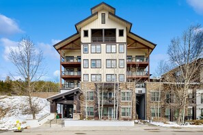 Exterior - Mountain View Studio w/ Gas Fireplace, and High-Speed WiFi (Winter Park)