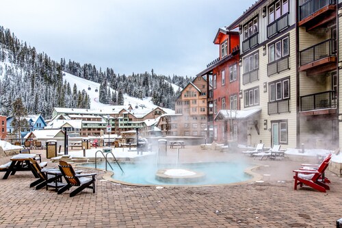 Mountain View Studio w/ Gas Fireplace, and High-Speed WiFi