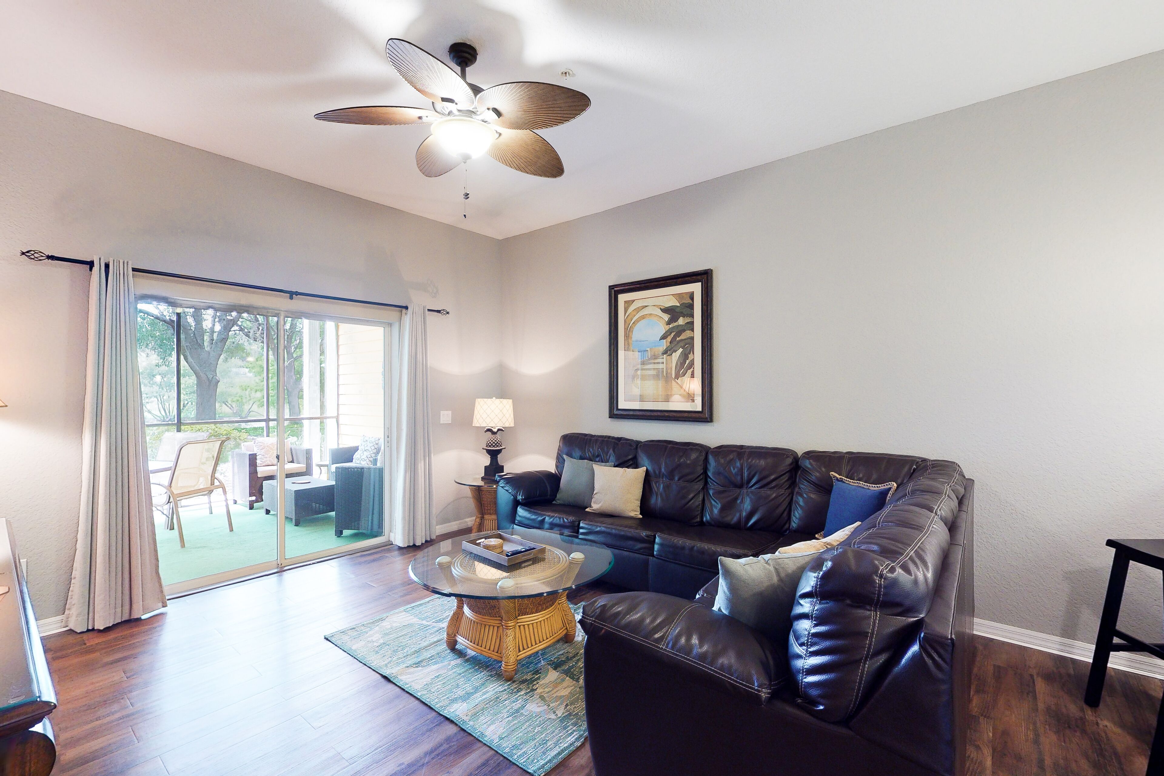 Fernseher, Tischfußball, Tischtennisplatte, Bücher