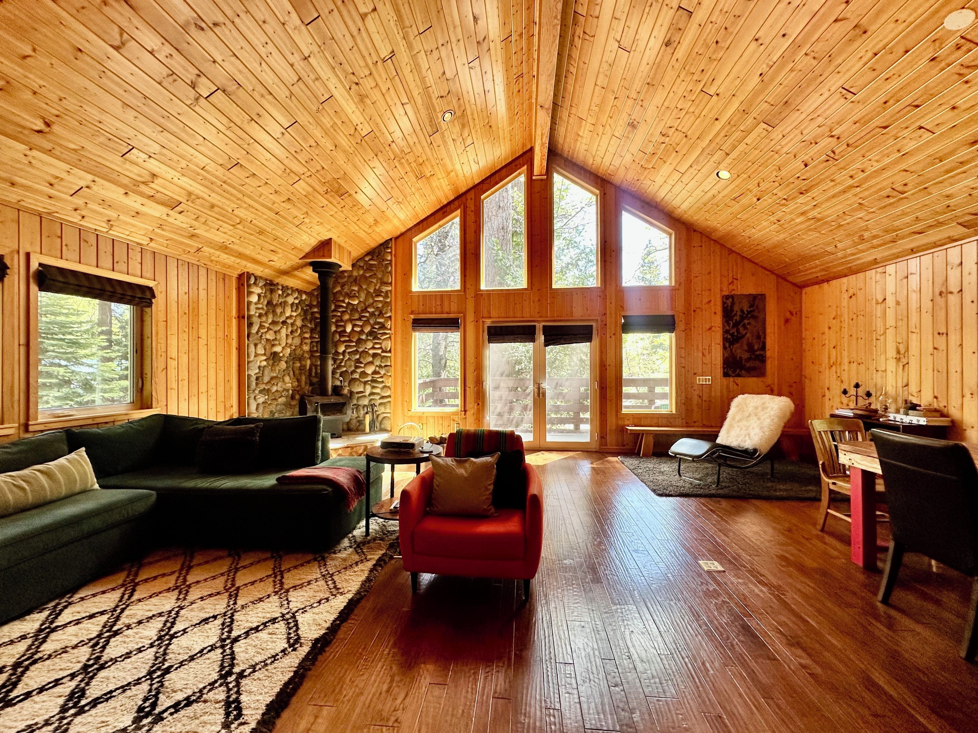 TV connectée, cheminée, livres