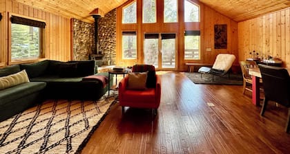 Sierra City Loves Falls Cabin - Walking Distance to Waterfall & PCT