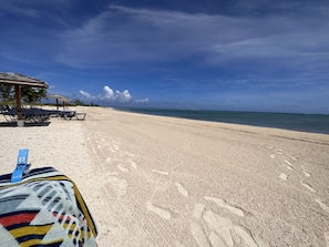 En la playa, camastros y toallas de playa