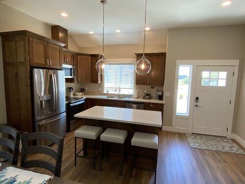 Short walk to BEACH - 3 bedrooms w/TVs- SLEEPS 6 - Dogs OK!