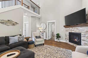 Smart-tv, een open haard en boeken