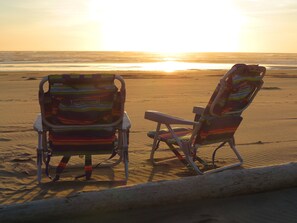Sur la plage, chaise longue, serviettes de plage