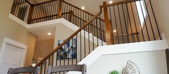 Short walk to BEACH - 3 bedrooms w/TVs- SLEEPS 6 - Dogs OK!