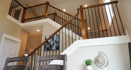 Short walk to BEACH - 3 bedrooms w/TVs- SLEEPS 6 - Dogs OK!