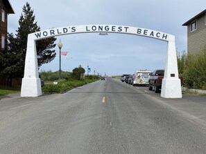 Property grounds - Short walk to BEACH ● 3 bedrooms w/TVs ● 2 KING beds ● Dogs OK ● Fireplace (Long Beach)