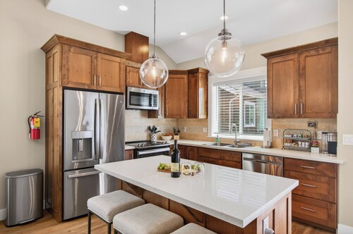 Short walk to BEACH ● 3 bedrooms w/TVs ● 2 KING beds ● Dogs OK ● Fireplace