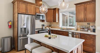 Short walk to BEACH ● 3 bedrooms w/TVs ● 2 KING beds ● Dogs OK ● Fireplace