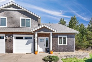 Exterior - Short walk to BEACH ● 3 bedrooms w/TVs ● 2 KING beds ● Dogs OK ● Fireplace (Long Beach)