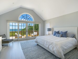 4 bedrooms, iron/ironing board, WiFi