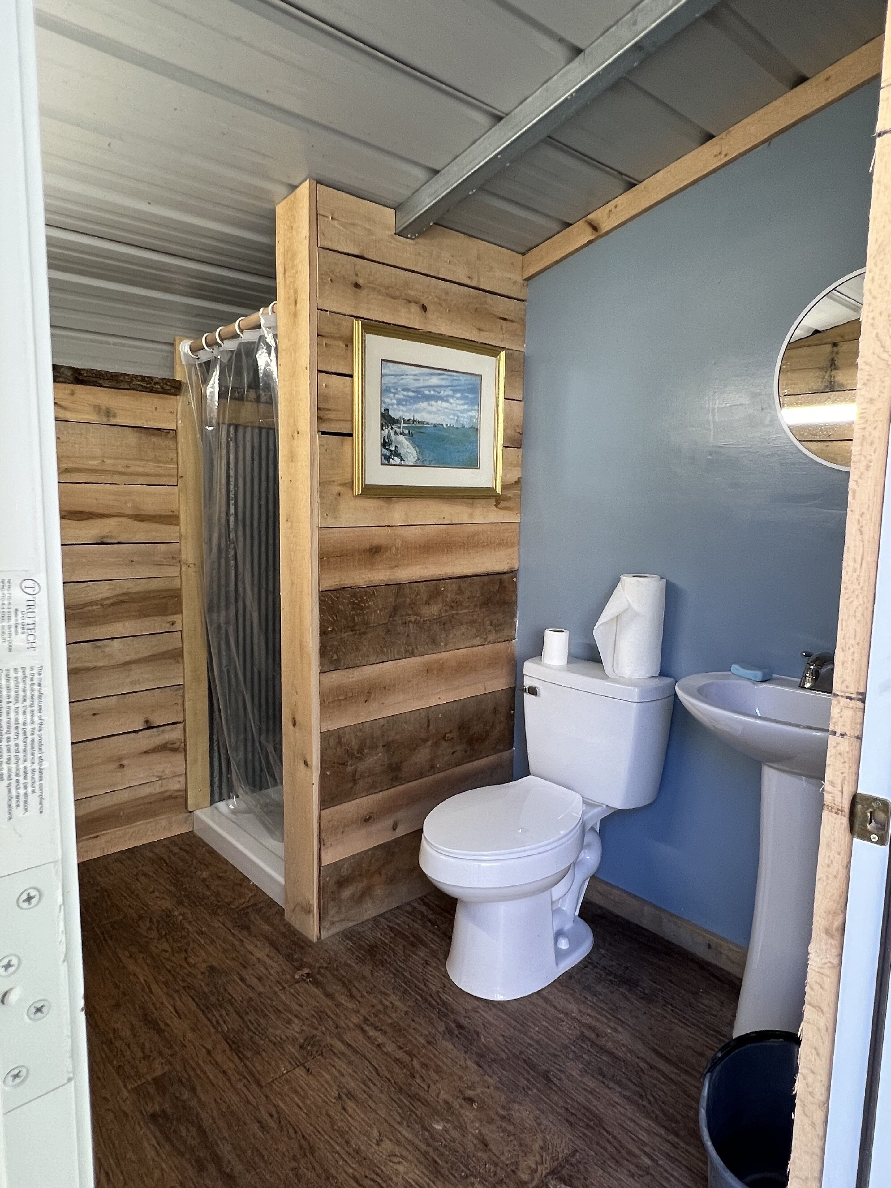 Regadera y papel de baño 