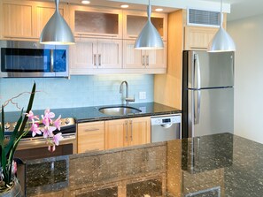 Réfrigérateur, micro-ondes, four, plaque de cuisson