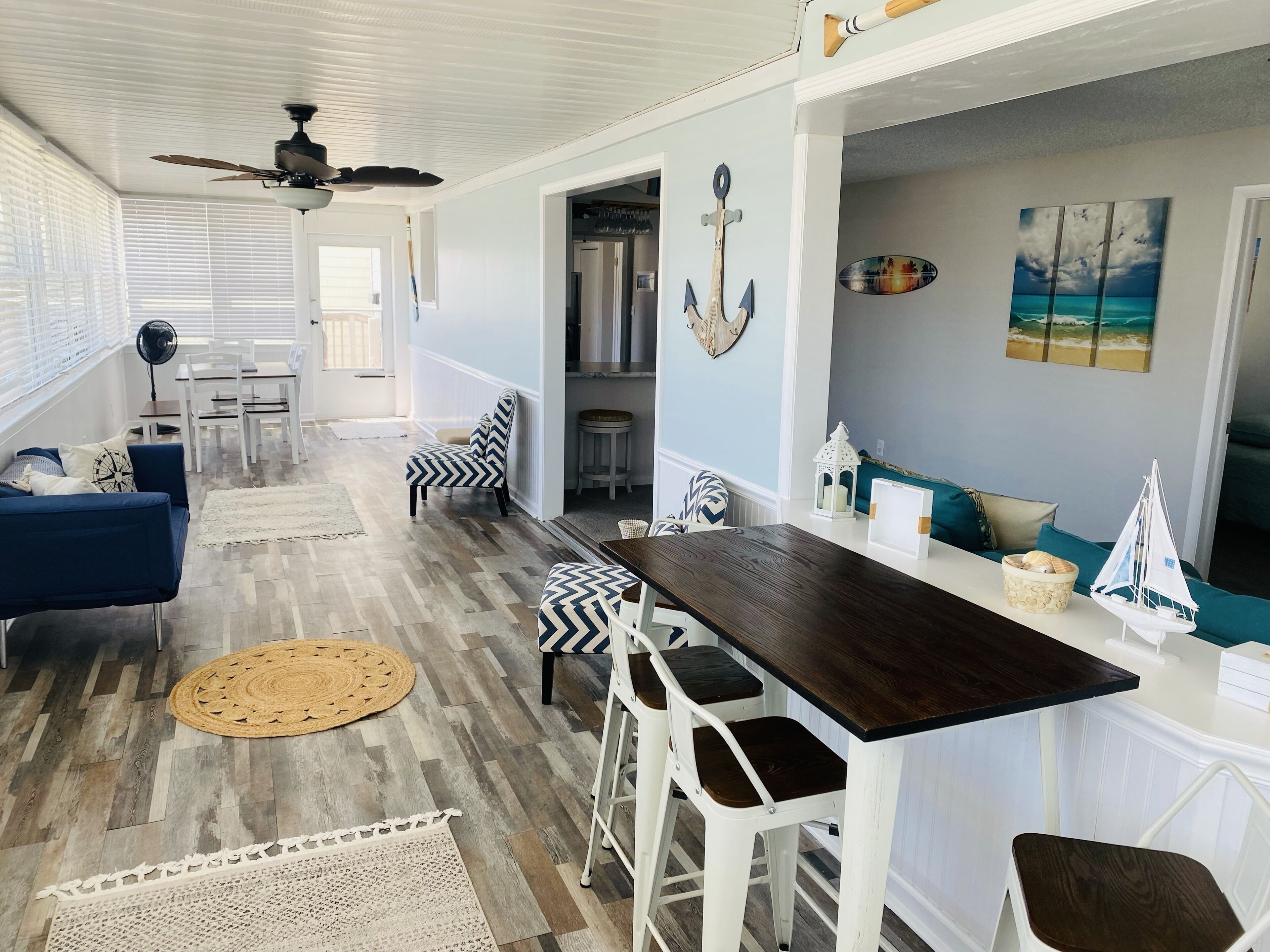 Bright, Beachy & Gorgeous Sunroom 3 Bed 1 ba & outdoor shower, offstreet park