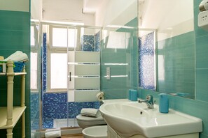 Dusche, Haartrockner, Bidet, Handtücher