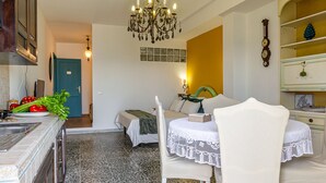 Ein Schlafzimmer mit Bett, Nachttisch und einer Chandelier.