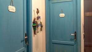 Zwei blaue Türen mit Namensschildern, eine mit dem Schriftzug 'Scilla' und die andere mit 'Cariddi'.