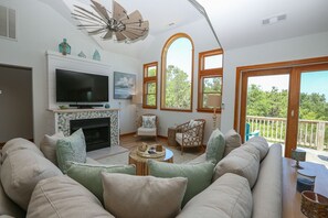 Téléviseur, foyer, lecteur de DVD, livres