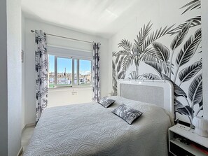 1 bedroom, iron/ironing board, travel crib, free WiFi - Nice apartment for 3 people with A/C, WIFI, TV and balcony (Empuriabrava)