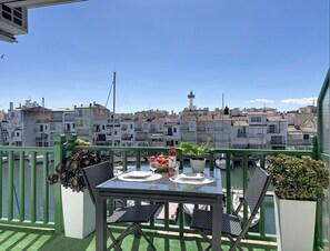 Outdoor dining - Nice apartment for 3 people with A/C, WIFI, TV and balcony (Empuriabrava)