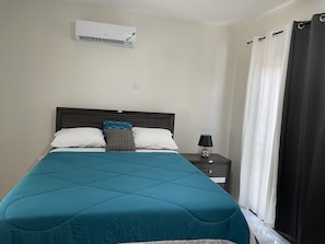 2 bedrooms, desk, iron/ironing board, free WiFi - Modern Townhouse with beach/pool access which offers peace, quiet and relaxation (Discovery Bay)
