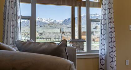 Wapiti Valley Wayfarer- family mountain retreat in Wapiti