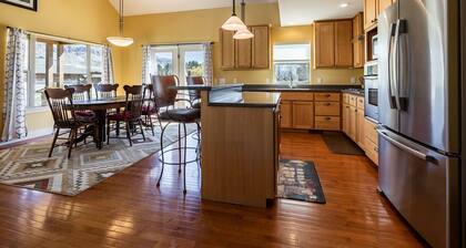 Wapiti Valley Wayfarer- family mountain retreat in Wapiti