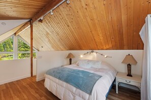 3 bedrooms, desk, iron/ironing board, free WiFi