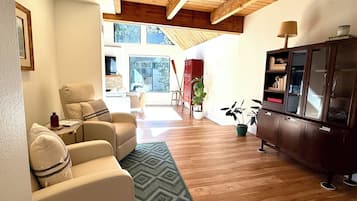 Smart TV, fireplace, DVD player, ping pong