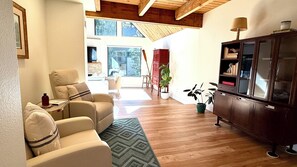 Smart TV, chimenea, reproductor de DVD y tenis de mesa 