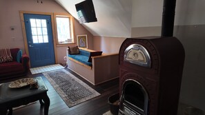 Smart TV, fireplace, books, stereo