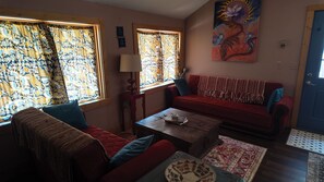 Smart TV, chimenea, libros y estéreo