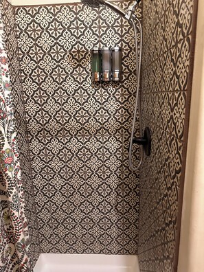 Doccia, asciugacapelli, asciugamani, sapone