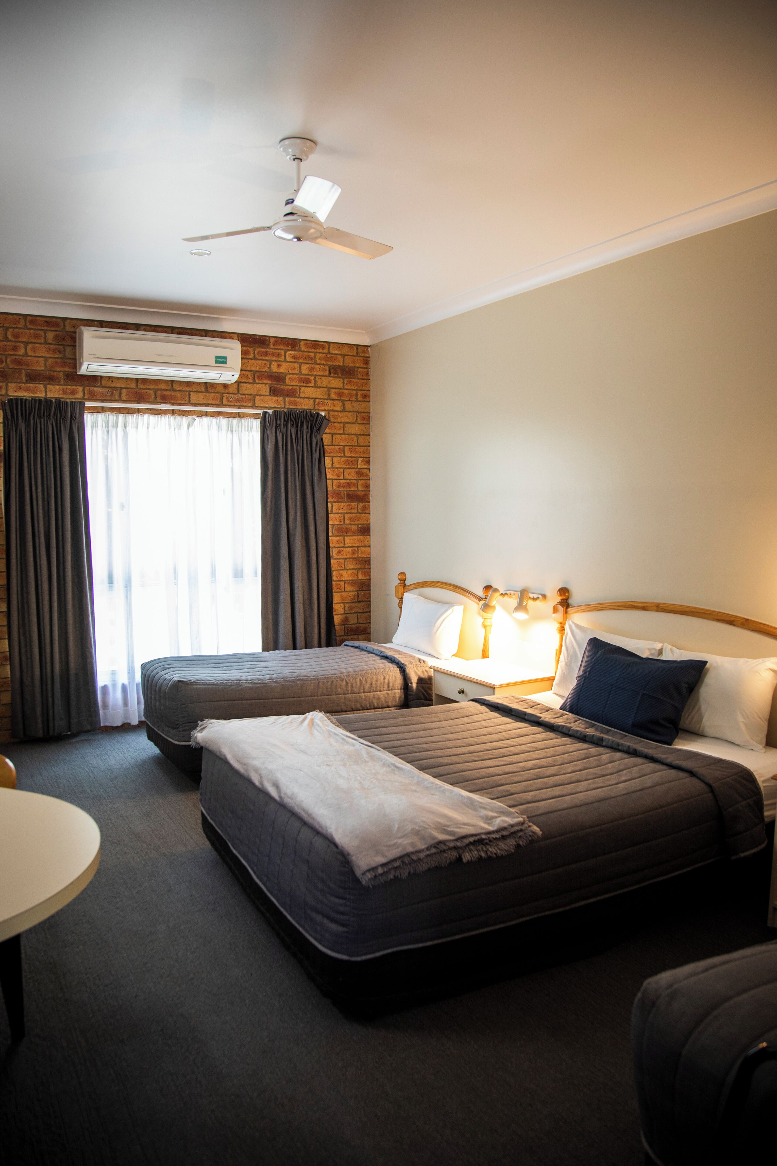 Standaard kamer (Queen & 2 Singles) | Luxe beddengoed, pillowtop-bedden, een minibar met enkele gratis items