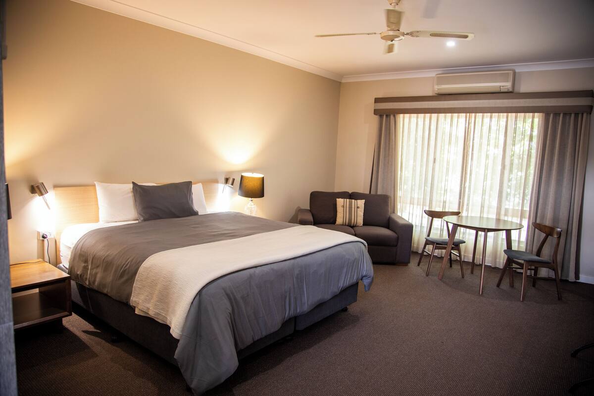Executive - King | Premium bedding, pillowtop beds, minibar (some free items), desk