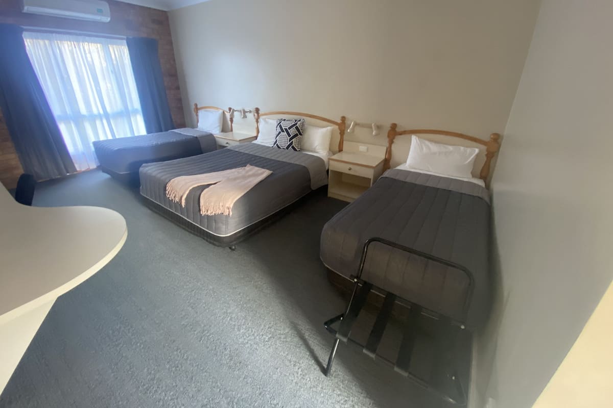 Chambre Standard (Queen & 2 Singles)