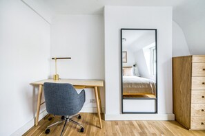 2 bedrooms, iron/ironing board, WiFi, bed sheets - Fitzrovia 2BR on Tottenham Crt Rd, nr. Oxford Str. Shops, by Blueground (London)