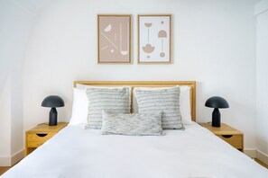 2 bedrooms, iron/ironing board, WiFi, bed sheets - Fitzrovia 2BR on Tottenham Crt Rd, nr. Oxford Str. Shops, by Blueground (London)